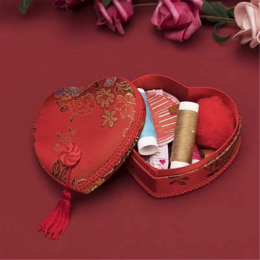 علبة خياطة قماش قلب احمر Sewing Kit