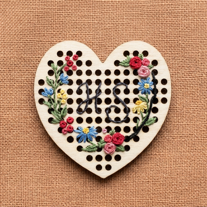 خشبيات تطريز صغيرة (تطريز بالابرة المتقاطعة )Wooden Needlecraft Cross-Stitch