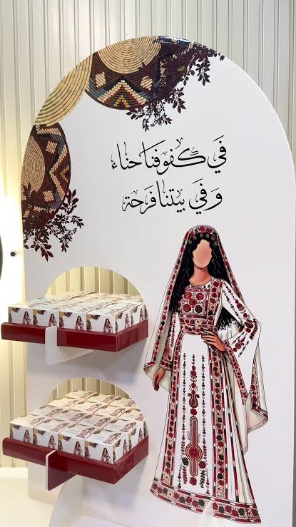 ستاند مع علب توزيعات الحنا